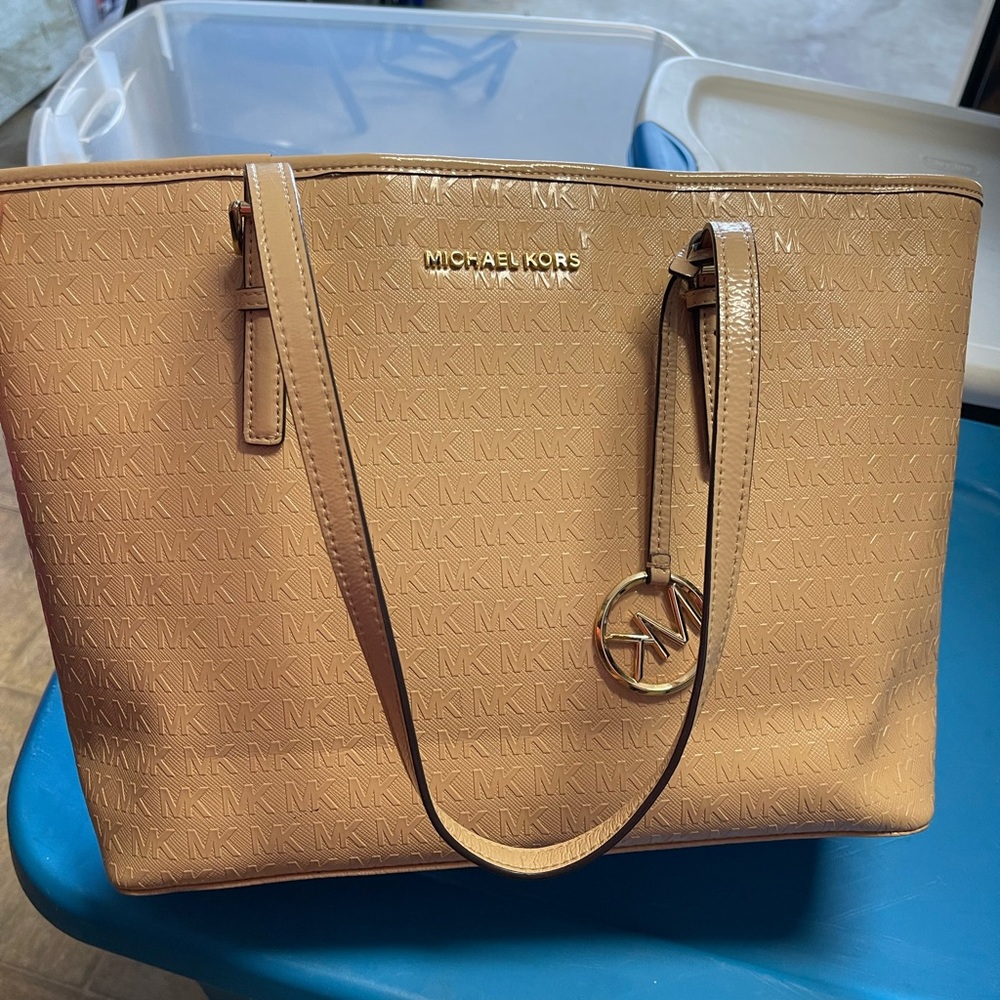Jet Set Travel Medium Saffiano Leather Top-Zip Tote Bag